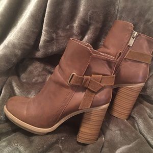 Women’s Size 7 Boot. 4” heel